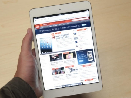 iPad mini в руке